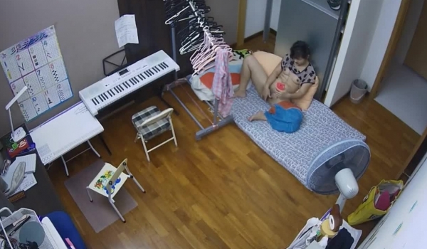 偷窥爱好音乐的漂亮妹子在家太寂寞跟男朋友视频紫薇