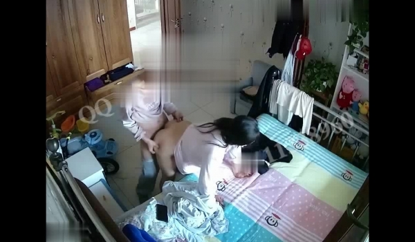 黑客破解家庭网络摄像头偷拍性欲旺盛的少妇晚上没吃饱非让老公上班前再干一次才让走
