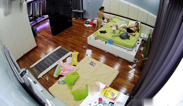 【精品TP】家庭网络破解摄像头 ️ 记录豪宅夫妻每天吃饱了就花样操逼!