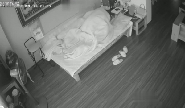 黑客破解家庭网络摄像头 摄像头偷拍啪啪啪合集 惊现女同舔逼 边上还躺着一个人