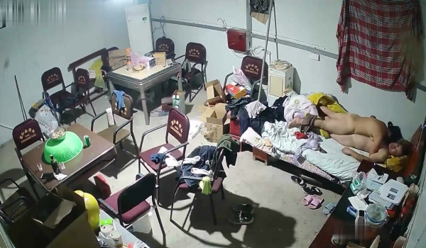 《家庭摄像头破解》不同场景偷窥多位夫妻各种姿势啪啪啪