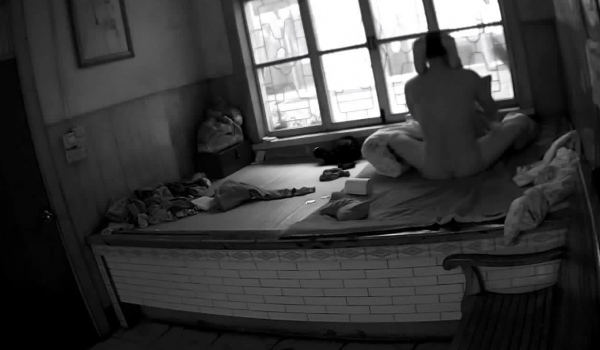 黑客破解家庭网络摄像头偷拍农村大炕上新婚小夫妻早上精力旺早上起床前来一炮