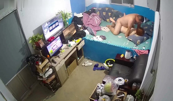 《家庭摄像头破解》不同场景偷窥多位夫妻各种姿势啪啪啪