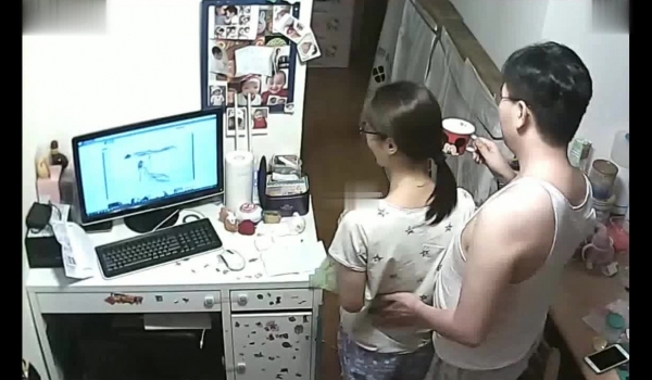 【稀缺摄像头】黑客破解家庭摄像头偷拍 ️知识分子模样小两口客厅看黄片调情情不自禁搞起