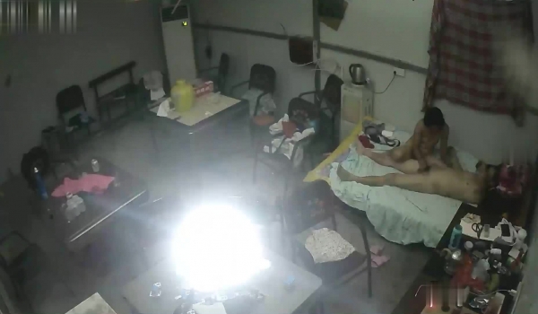 《家庭摄像头破解》不同场景偷窥多位夫妻各种姿势啪啪啪