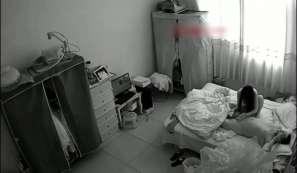 黑客破解家庭网络摄像头胖哥中午也要和苗条漂亮媳妇来一炮