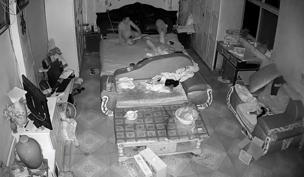 《家庭摄像头破解》不同场景偷窥多位夫妻各种姿势啪啪啪