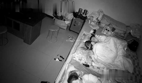 破解家庭网络摄像头偷拍年轻小夫妻和妈妈睡一大炕等妈妈熟睡后偷偷做爱