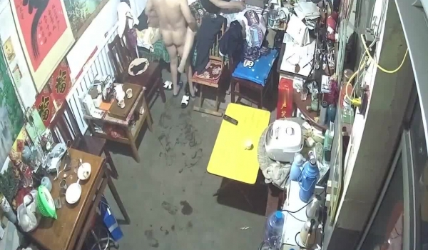 《家庭摄像头破解》不同场景偷窥多位夫妻各种姿势啪啪啪
