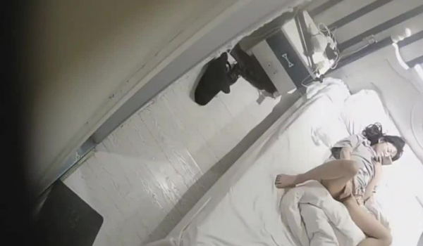 黑客破解家庭摄像头偷拍几个性饥渴的妹子自己用手来满足生理的欲望
