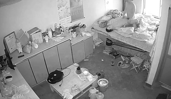 破解家庭网络摄像头监控偷拍老哥早上睡醒性冲动上班前和媳妇啪啪啪