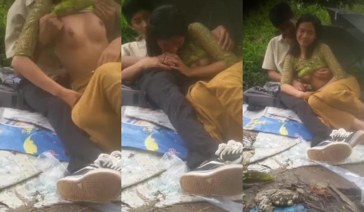 缅甸小情侣户外恩爱 情到深处自然浓，搂着小女友双手握着咪咪揉捏，女友撸着鸡巴