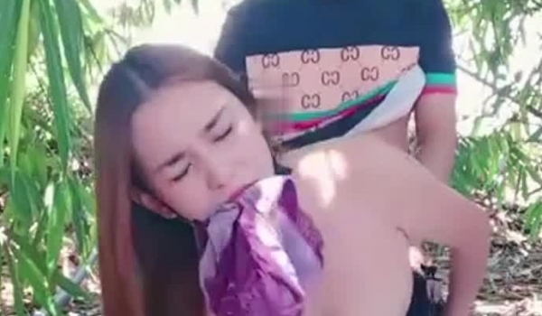 在河边的少妇黑丝情趣跟小哥河边树荫下激情啪啪口交大鸡巴嘴里叼着内裤被后入