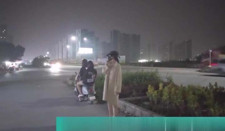 天花板露出狂人御姐【cikaimoon】，更大胆直接，全裸帮老农干活和大叔打篮球