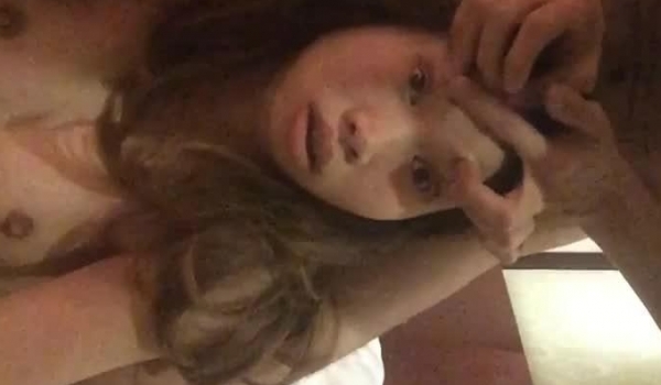 KTV里给女同事下药带回酒店各种姿势虐 完美露脸