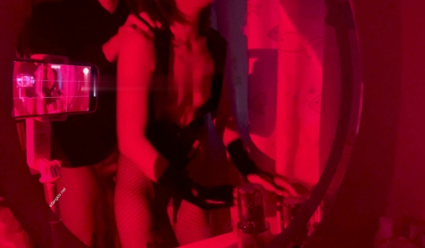 顶级性爱视觉盛宴！淫趴大神【醉奶逃逸】双飞4P两位极品身材骚女，各种帝王式玩法，人体蜈蚣叠插排插
