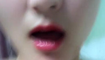 两个骚话一间房，一个浴盆一张床，露脸大秀直播啤酒瓶子大茄子，淫声浪语骚逼里抽插寻求刺激