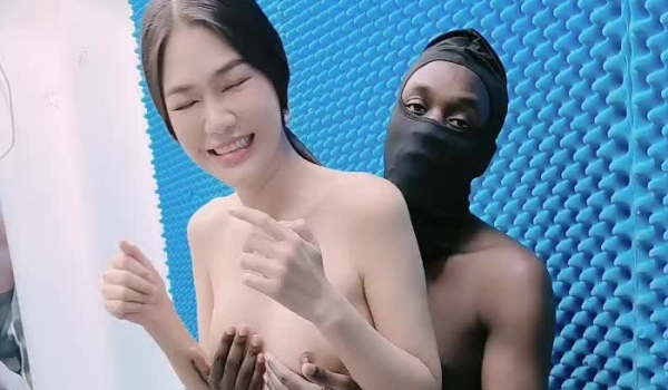 美女与野兽，激情4P黑白配，极品妞惨遭黑鬼蹂躏，听狼友指挥大鸡巴尽根没入，草的美女浪叫不止表情好