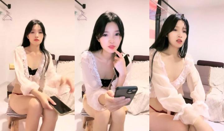气质苗条小姐姐镜头前露奶露逼与狼友激情互动 脱掉内裤揉搓骚穴挑逗呻吟淫水泛滥 逼逼被操多得黑了 