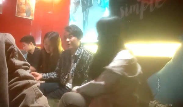 交换人妻，【痞痞黑】~密码房，先去酒吧认识熟悉，在到酒店开房 最后三男两女啪啪，激情四射，淫欲盛