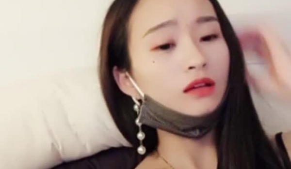 直播女神沐浴更衣 完了跟你们聊各种奇怪的性知识 知心小姐姐在线回答性困惑