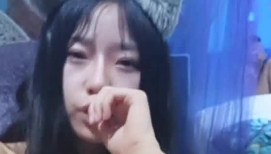 强烈推荐 很漂亮的年轻微博网红嫩美柯妹大尺度直播 粉木耳 还会倒立