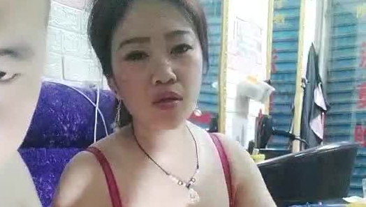 理发店的骚老板娘晚上没人关门玩直播挣外快，真鸡巴骚站着让小哥舔逼，口交大鸡巴直接上位无套不要错过