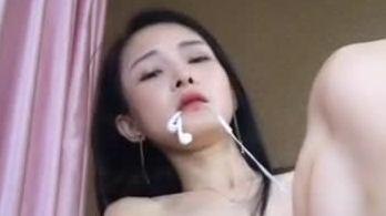颜值不错身材苗条美女主播站立抠逼 道具JJ深喉椅子上炮击自慰大秀 呻吟诱惑