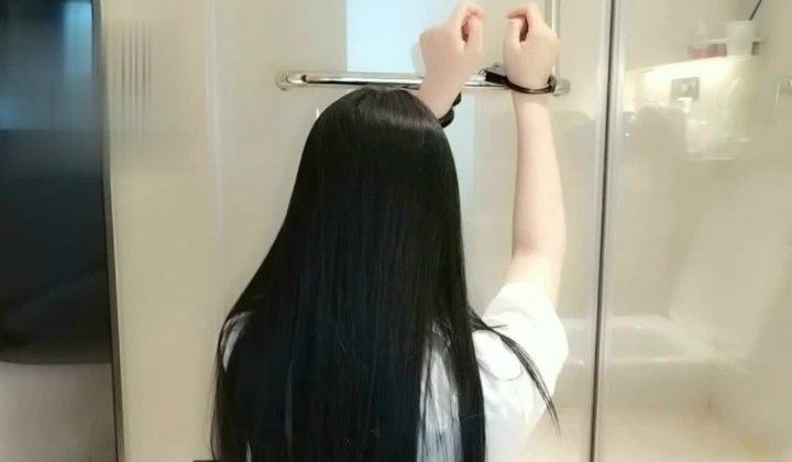 愚人节新作洗手间铐住窒息调教【私人玩物】JK少女黄瓜真是好吃又好用40P4V