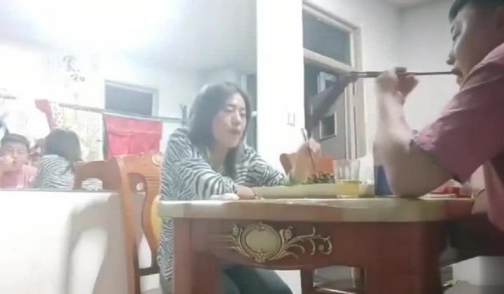 【叔嫂乱伦】真实对白，全程露脸，勾搭嫂子偷情乱伦，先吃饭再上炕，一不小心内射了“这可咋整啊”