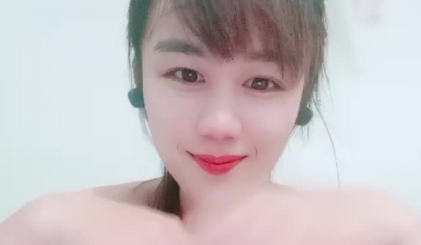 这小娘子玩的真带劲啊，逼逼都流血了还发骚呢，来着大姨妈激情大秀，带血的逼逼展示，大黄瓜坐插菊花好