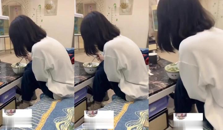 侄女和小叔的乱伦关系，瘦弱的小侄女被小叔狠狠操的浑身发抖颤抖，每次一狠操拔出鸡巴，她都浑身发抖