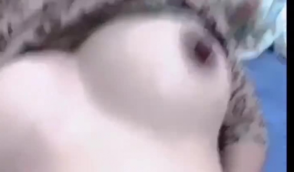 【乱伦史上封神之作 ️我和妈妈】真实乱伦 ️爸在客厅玩王者入迷 我在妈骚穴里灌满精液 超刺激