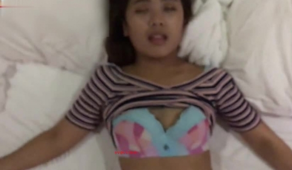 【迷奸睡奸系列】 清纯邻家小妹 撸管足交鸡巴插嘴全玩一遍，简直爽歪歪！