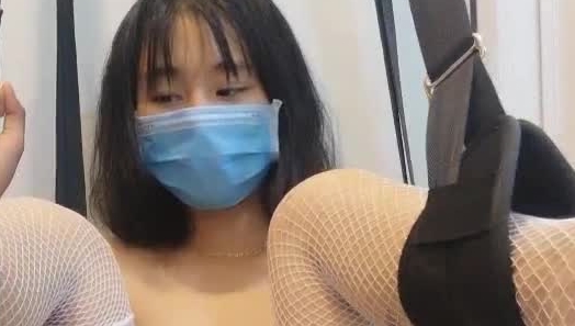 逼逼无毛苗条妹子吊在空中自慰 白色网袜张开双腿跳蛋塞逼逼非常诱人