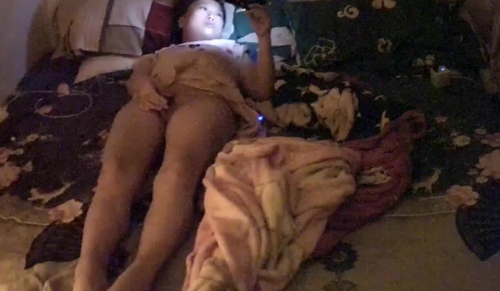 家庭摄像头破解入侵多角度真实偸拍，抽烟背纹烈女私生活曝光也是一个欲女，跟老公性爱还不满足，还总喜