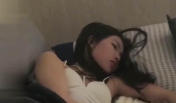 最新【超级刺激】迷奸MJ 长腿丝袜御姐，下药让她睡的死死的 还打唿噜，怎么玩也不醒，丝足美腿玩够