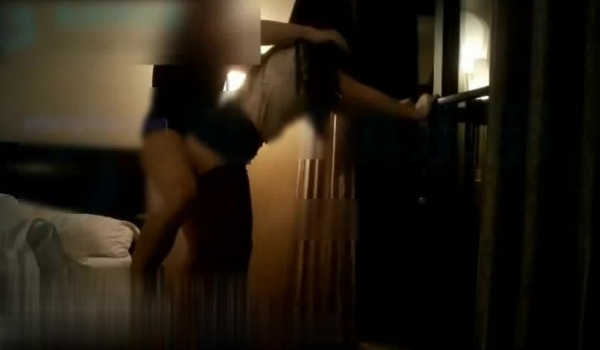 91秦先生(小鲜肉)第七部最新发表-公寓爆操黑丝空姐装琪琪,被调教的越来越骚了,干完后说：干的我