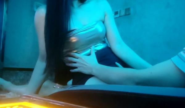 【潜入风俗店】会所女技师，性感骚货，伸进来一顿摸屌，掏出奶子揉，热舞调情