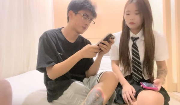 【超人探花】，19岁兼职小妹，C罩杯美乳诱人，赚钱加享受，换情趣装激情爆操