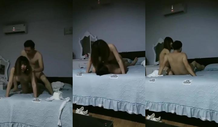 熟女大奶人妻 哥们叫来漂亮老相好在家啪啪 骚操作抱着冲刺自己手撸射精 操完逼两人小酒喝喝 挺会享受