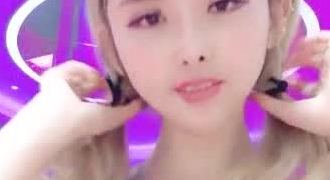 手机直播非常骚气的网红脸主播诱惑秀身材很不错花臂纹身很社会不要错过