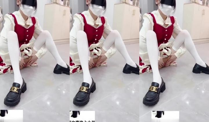 侄女和小叔的乱伦关系，瘦弱的小侄女被小叔狠狠操的浑身发抖颤抖，每次一狠操拔出鸡巴，她都浑身发抖