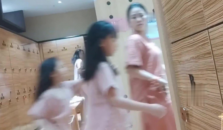 高档洗浴中心大叔重金买通内部员工偷拍　多位白白嫩嫩的美少妇洗澡换衣服