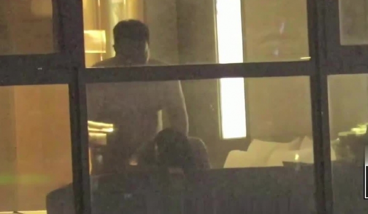 【五星级酒店窗外偷拍】，情趣旗袍美女，实时真实偷拍，满足偷窥爱好者的偷窥欲，高质量