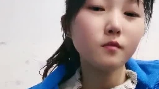 颜值不错大奶妹子道具自慰第二部 桌子底下露逼跳蛋震动毛毛挺多非常诱人