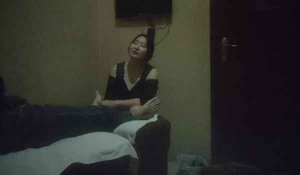 骚胖酒店约操好身材黑帽外围小姐姐 甜美颜值花臂纹身 穿上学生制服 镜头前坐身上揉奶子 双腿肩上扛