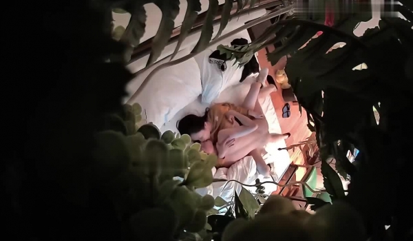 连锁酒店偷拍 情侣开房打炮，这对情侣好久不见，刚进房就掀开女生的裙子拔下内裤直接干，女生一脸享受的样子 真欠操啊