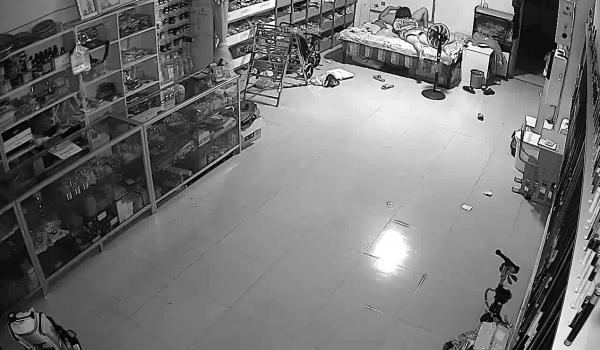 《家庭摄像头破解》不同场景偷窥多位夫妻各种姿势啪啪啪
