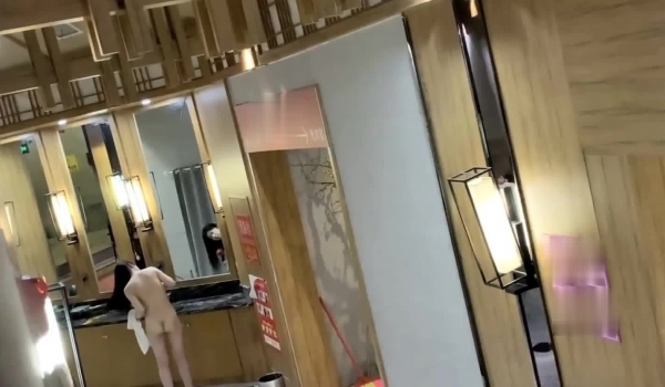 妹子们怎么也想不到，偷拍大神竟躲在浴室通风管那里偷拍她们脱光光，看美女更衣美女喜欢扣屁眼，各种漂
